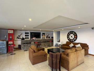Venta amplia casa de 6 dormitorios urbanización El Condado