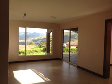 Venta casa de 4 dormitorios en Tanda - Nayón