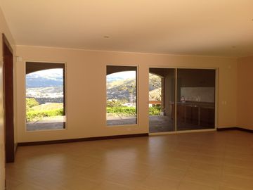 Venta casa de 4 dormitorios en Tanda - Nayón
