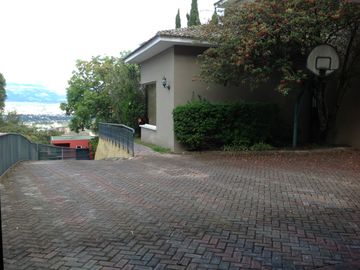 Venta casa de 4 dormitorios en Tanda - Nayón