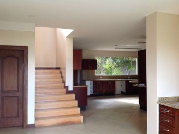 Venta casa de 4 dormitorios en Tanda - Nayón