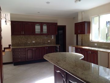 Venta casa de 4 dormitorios en Tanda - Nayón