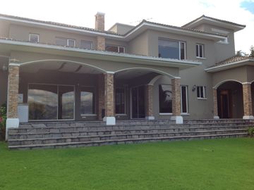 Venta casa de 4 dormitorios en Tanda - Nayón