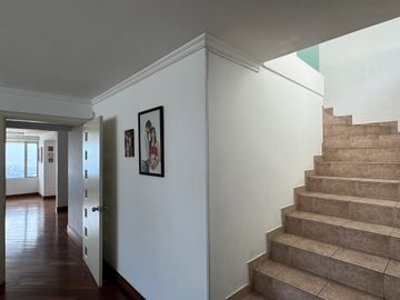 Venta Hermoso Penthouse en urbanización Vista Grande - Miravalle