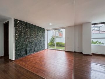 Venta Suite con Jardín/Urbanización Cerrada; Sector Carretas Norte de Quito