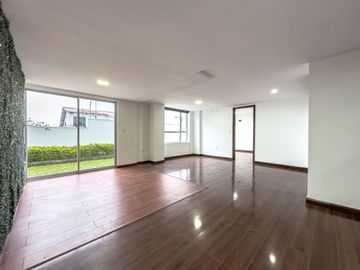 Venta Suite con Jardín/Urbanización Cerrada; Sector Carretas Norte de Quito