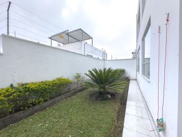 Venta Suite con Jardín/Urbanización Cerrada; Sector Carretas Norte de Quito