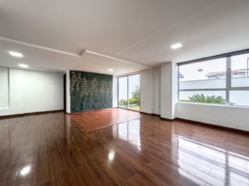 Venta Suite con Jardín/Urbanización Cerrada; Sector Carretas Norte de Quito