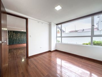 Venta Suite con Jardín/Urbanización Cerrada; Sector Carretas Norte de Quito
