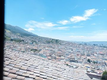 Se vende casa en el Centro Histórico de Quito, sector El Panecillo.