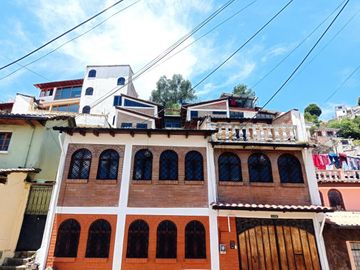 Se vende casa en el Centro Histórico de Quito, sector El Panecillo.