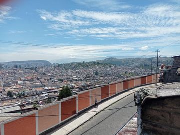 Se vende casa en el Centro Histórico de Quito, sector El Panecillo.