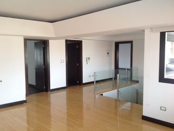 Venta casa de lujo 4 dormitorios excelente vista Sector Quito Tenis