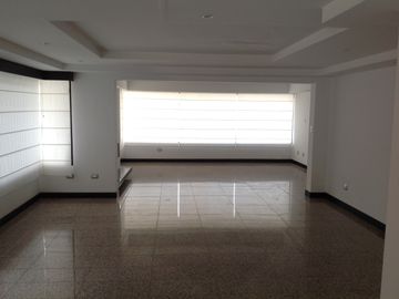 Venta casa de lujo 4 dormitorios excelente vista Sector Quito Tenis
