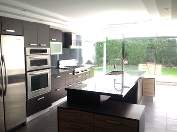Venta casa de lujo 4 dormitorios excelente vista Sector Quito Tenis