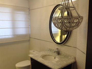 Venta casa de lujo 4 dormitorios excelente vista Sector Quito Tenis