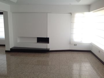 Venta casa de lujo 4 dormitorios excelente vista Sector Quito Tenis