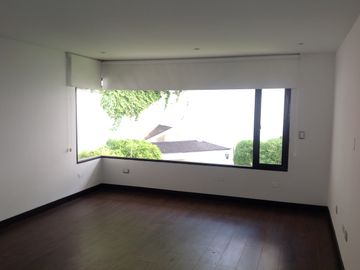 Venta casa de lujo 4 dormitorios excelente vista Sector Quito Tenis