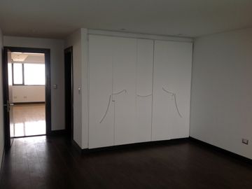 Venta casa de lujo 4 dormitorios excelente vista Sector Quito Tenis