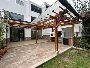Hermosa Casa en Urbanización 200 mtrs2, amplio jardín Cumbayá (Colegio Aleman)