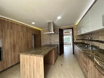 Hermosa Casa en Urbanización 200 mtrs2, amplio jardín Cumbayá (Colegio Aleman)