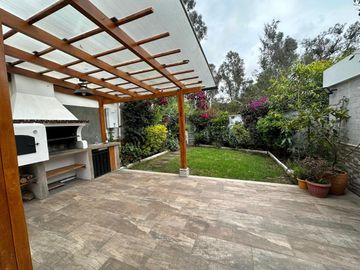 Hermosa Casa en Urbanización 200 mtrs2, amplio jardín Cumbayá (Colegio Aleman)