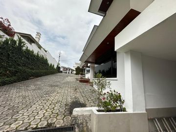 Hermosa Casa en Urbanización 200 mtrs2, amplio jardín Cumbayá (Colegio Aleman)