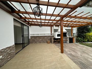 Hermosa Casa en Urbanización 200 mtrs2, amplio jardín Cumbayá (Colegio Aleman)