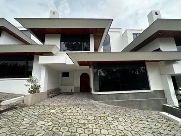 Hermosa Casa en Urbanización 200 mtrs2, amplio jardín Cumbayá (Colegio Aleman)