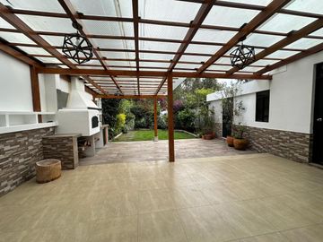 Hermosa Casa en Urbanización 200 mtrs2, amplio jardín Cumbayá (Colegio Aleman)