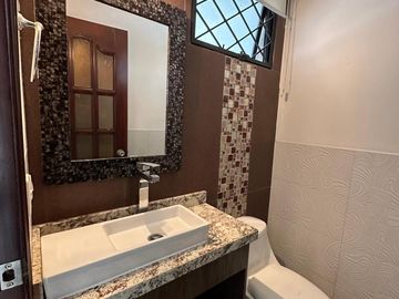 Hermosa Casa en Urbanización 200 mtrs2, amplio jardín Cumbayá (Colegio Aleman)
