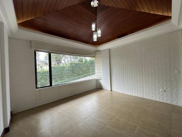 Hermosa Casa en Urbanización 200 mtrs2, amplio jardín Cumbayá (Colegio Aleman)