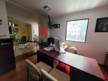 CASA HERMOSA TRIPLEX ASCENSOR INTERNO URB EL CONDADO
