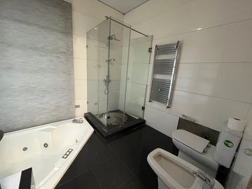 EN VENTA MODERNA CASA EN SANTA MARÍA DE MANQUEHUE