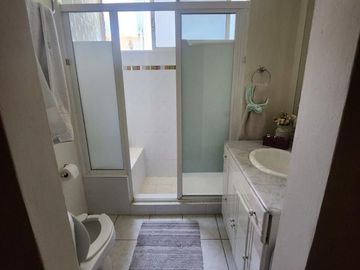 Casa en Av Toluca Residenical Camelinas 4 habitaciones 3 1/2 banos, jardin, 2 autos, seguridad