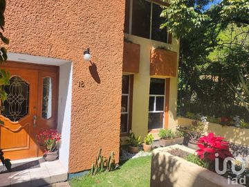Casa en Av Toluca Residenical Camelinas 4 habitaciones 3 1/2 banos, jardin, 2 autos, seguridad