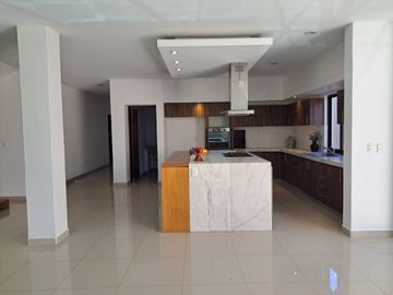 CASA EN VENTA , MUNICIPIO DE  CUAHUTEMOC , EN ESQUINA