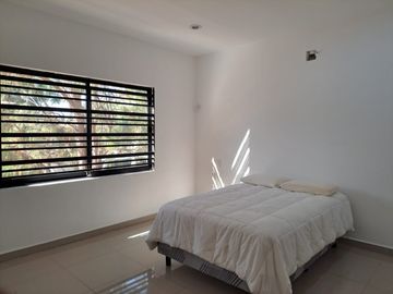 CASA EN VENTA , MUNICIPIO DE  CUAHUTEMOC , EN ESQUINA