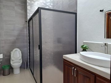 CASA EN VENTA , MUNICIPIO DE  CUAHUTEMOC , EN ESQUINA