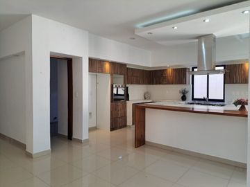 CASA EN VENTA , MUNICIPIO DE  CUAHUTEMOC , EN ESQUINA