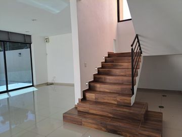 CASA EN VENTA , MUNICIPIO DE  CUAHUTEMOC , EN ESQUINA