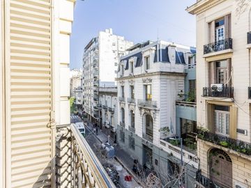 Piso 4 Ambientes con balcónes francés y baulera en Recoleta APTO CREDITO
