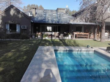 Casa en venta en Barrio  San Manuel, Pilar - 10 Ambientes