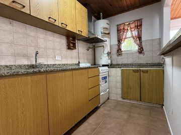 Casa Tipo PH de 3 ambientes con garage en Villa Sarmiento