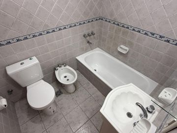 Casa Tipo PH de 3 ambientes con garage en Villa Sarmiento