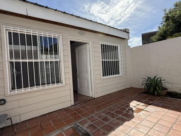 Casa Tipo PH de 3 ambientes con garage en Villa Sarmiento
