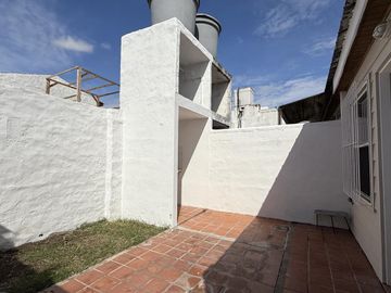 Casa Tipo PH de 3 ambientes con garage en Villa Sarmiento