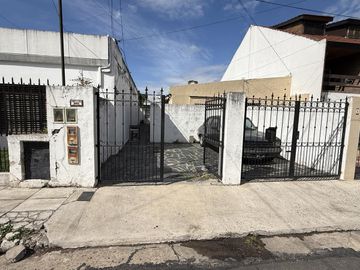 Casa Tipo PH de 3 ambientes con garage en Villa Sarmiento