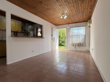 Casa Tipo PH de 3 ambientes con garage en Villa Sarmiento