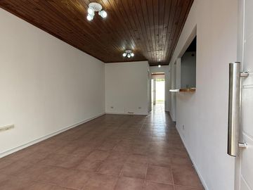 Casa Tipo PH de 3 ambientes con garage en Villa Sarmiento